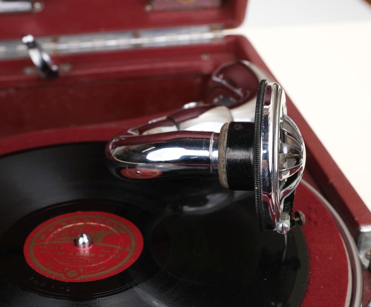 Gramophone. Vintage HMV 102 gramophone in red Rexine, circa 1935, in good working order - Image 6 of 13