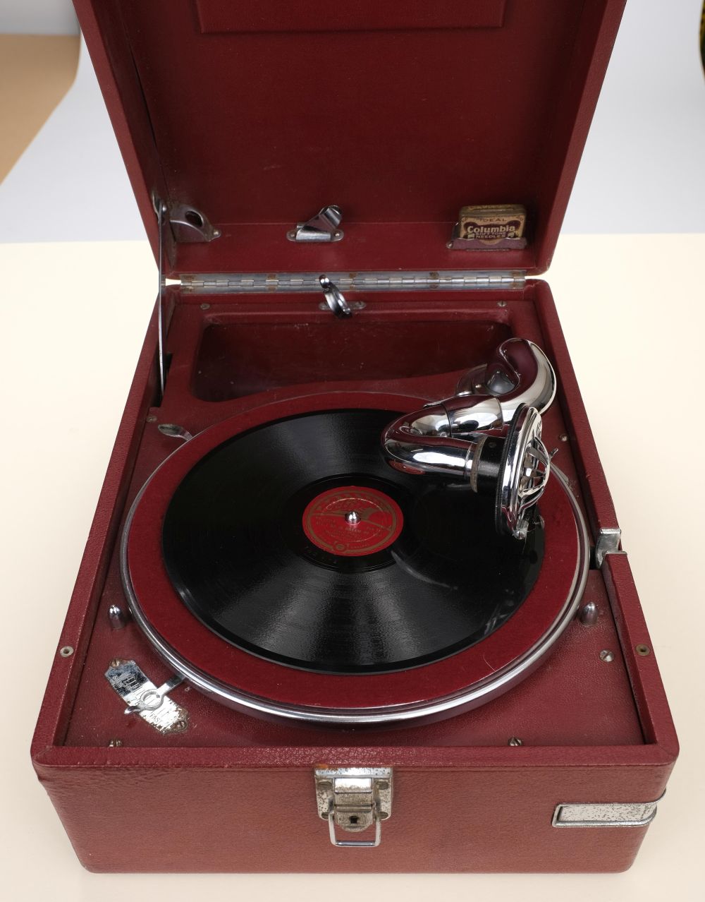 Gramophone. Vintage HMV 102 gramophone in red Rexine, circa 1935, in good working order - Image 5 of 13