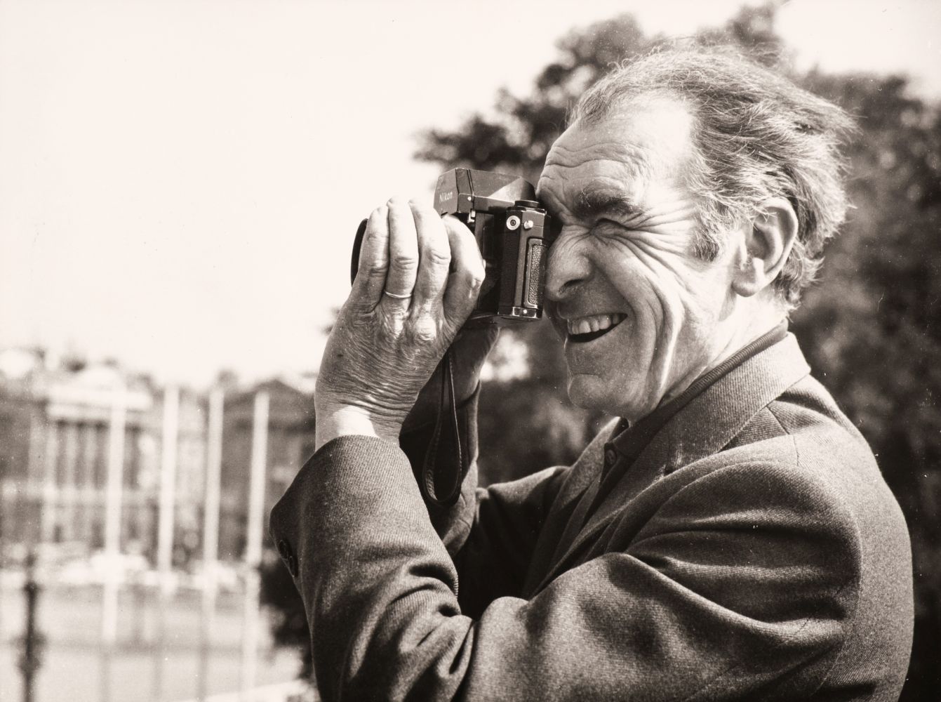 Doisneau (Robert, 1912-1994). Candid portrait of the photographer with his camera