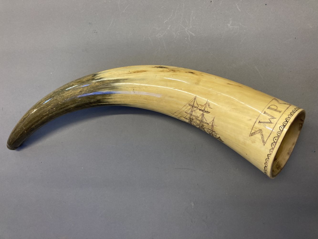 Scrimshaw. A scrimshaw work cow horn, carved with a British three masted ship - Image 3 of 3