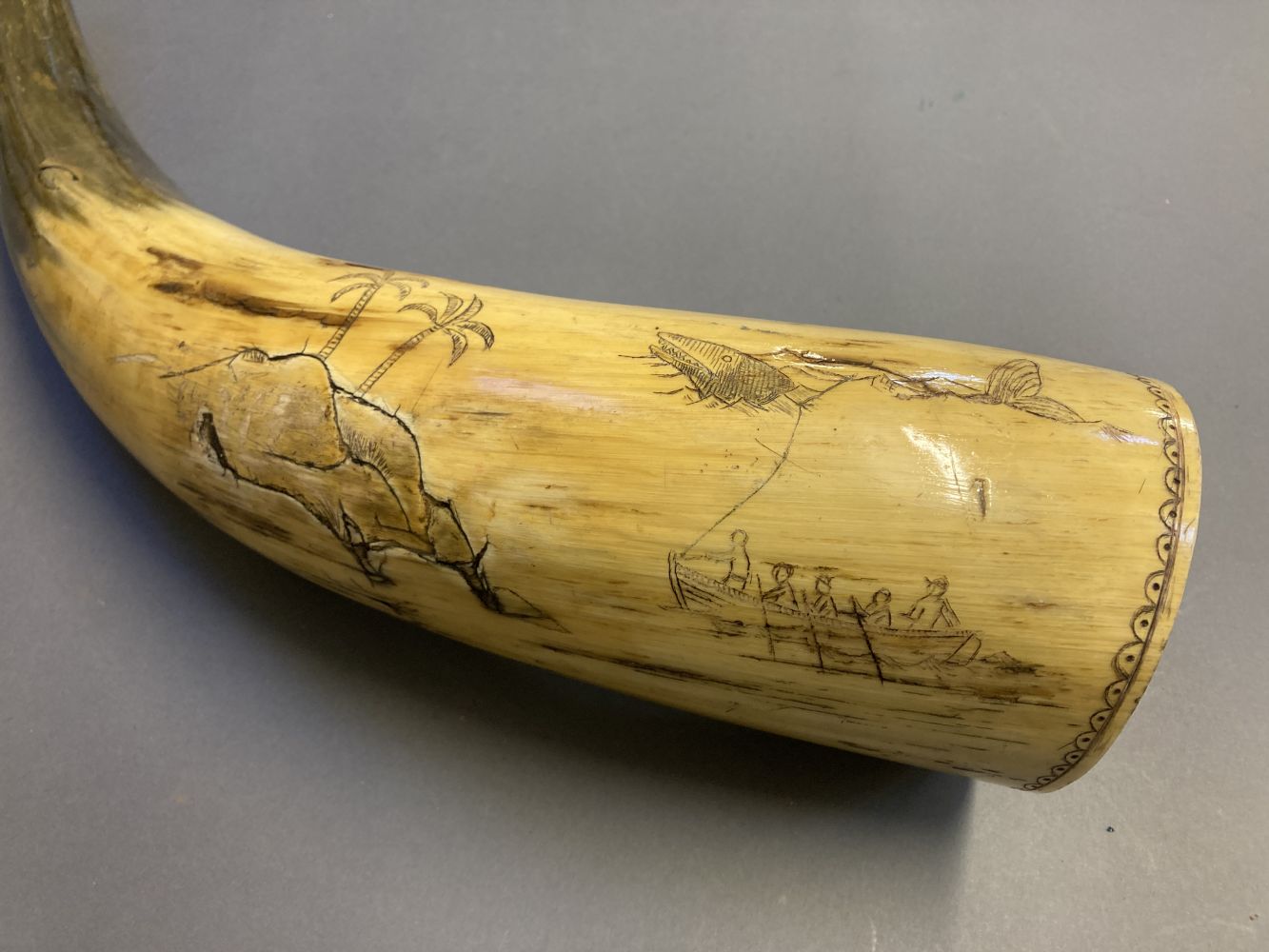 Scrimshaw. A scrimshaw work cow horn, carved with a British three masted ship - Image 2 of 3