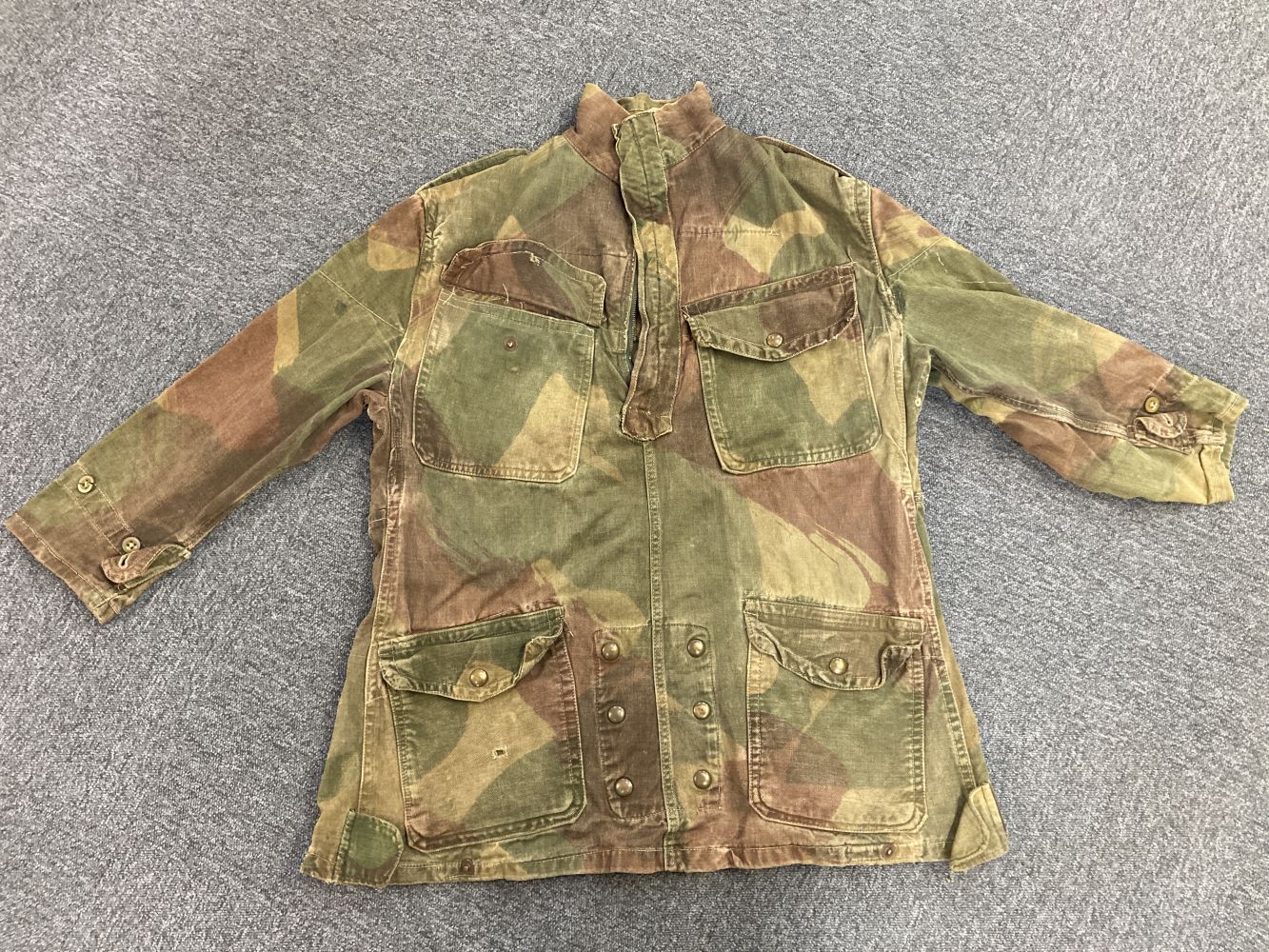 Denison Smock. A WWII Airborne Troops Denison smock dated 1945 - Image 5 of 7