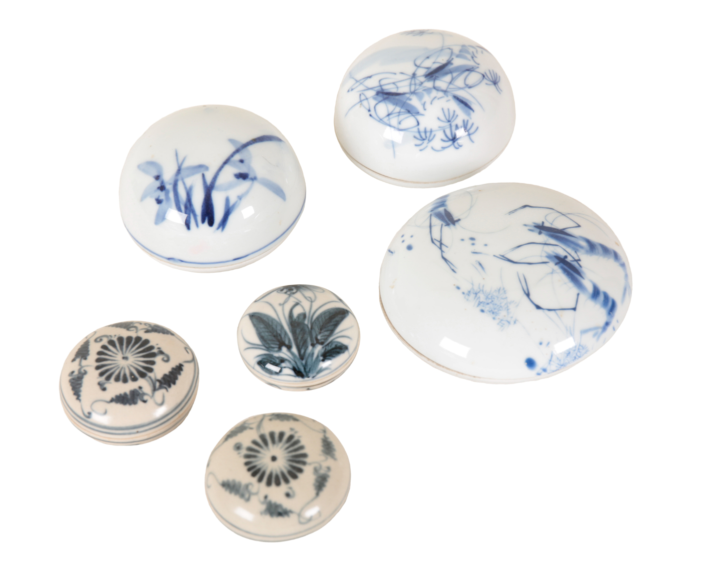 A COLLECTION OF SEVENTEEN CHINESE AND JAPANESE BLUE AND WHITE PORCELAIN BOXES - Image 4 of 5