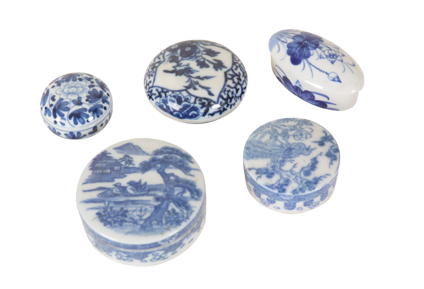 A COLLECTION OF SEVENTEEN CHINESE AND JAPANESE BLUE AND WHITE PORCELAIN BOXES - Image 5 of 5