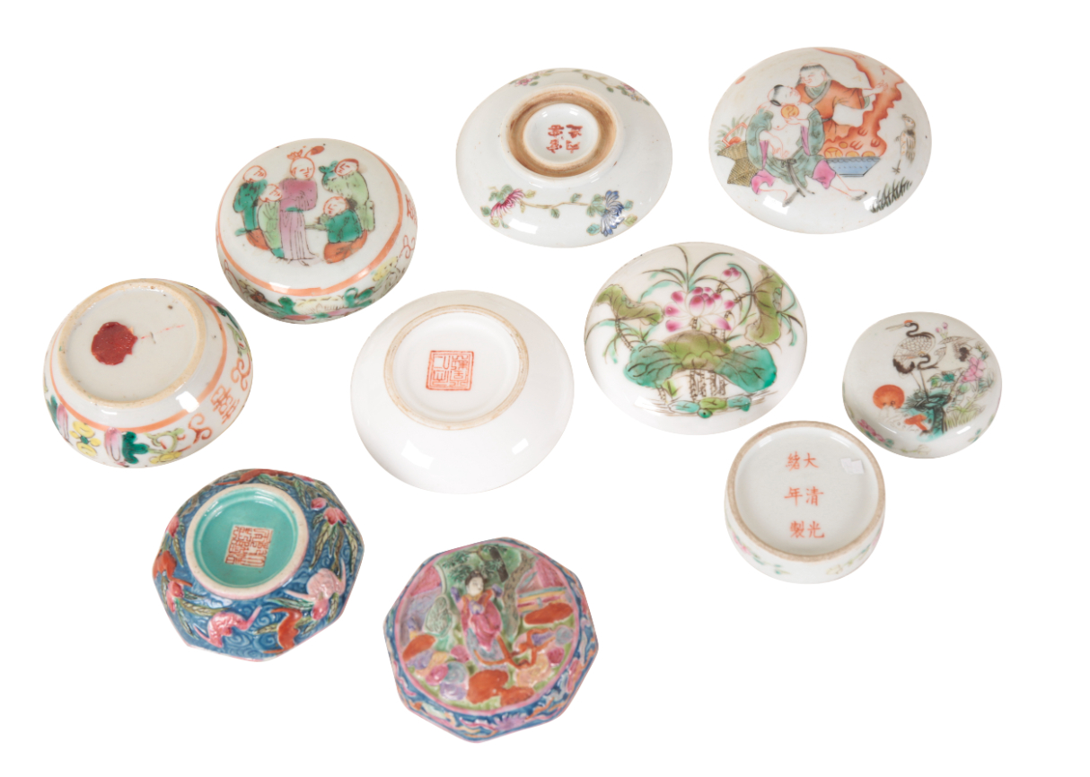 A COLLECTION OF TEN VARIOUS CHINESE PORCELAIN BOXES - Image 3 of 3