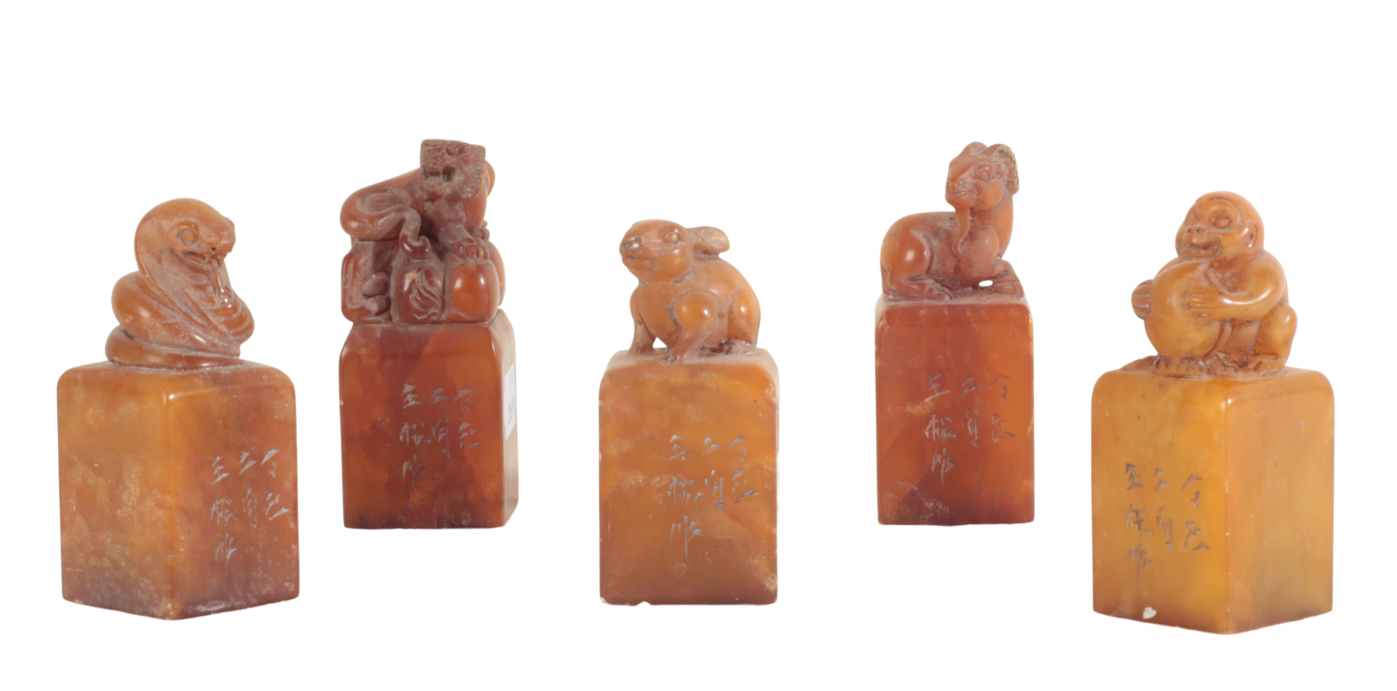 A COLLECTION OF TWENTY CHINESE SOAPSTONE SEALS - Image 4 of 7