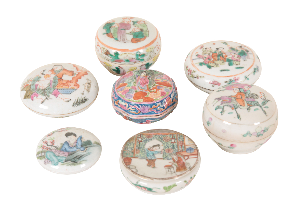 A COLLECTION OF TEN VARIOUS CHINESE PORCELAIN BOXES - Image 2 of 3