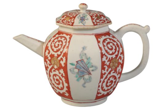 A CHELSEA OCTAGONAL 'KAKIEMON' TEAPOT AND COVER - Image 1 of 2