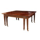 AN EDWARDIAN MAHOGANY EXTENDING DINING TABLE