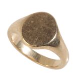 A GENTLEMANS 9CT GOLD SIGNET RING