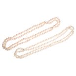 A MODERN SINGLE STRAND CULTURED PEARL NECKLACE