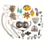 A COLLECTION OF JEWELLERY