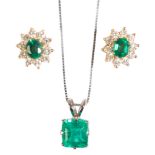 AN EMERALD PENDANT NECKLACE