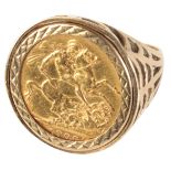 A 1906 EDWARD VII 1906 GOLD SOVERIGN RING