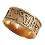 AN UNMARKED YELLOW METAL ZODIAC RING