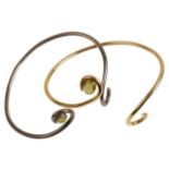 A 14CT GOLD BANGLE SET WITH PERIDOT