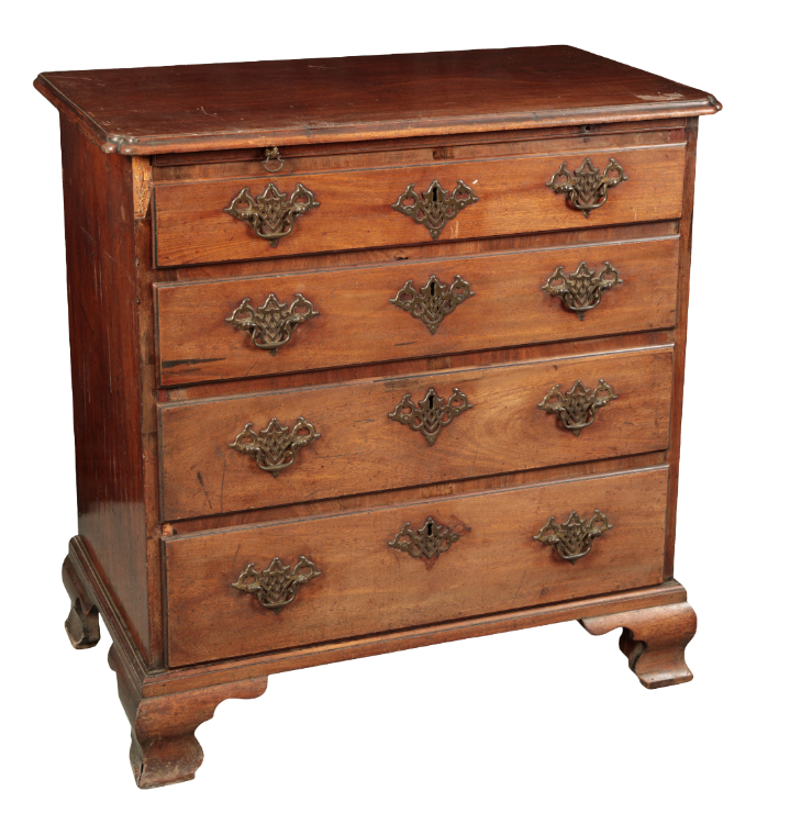 A GEORGE III MAHOGANY CHEST OF DRAWERS