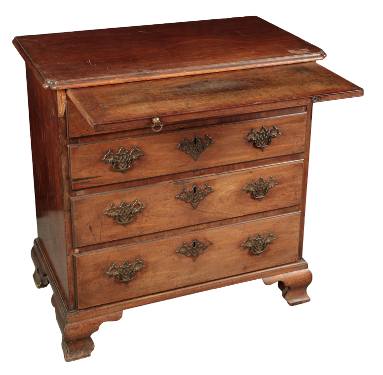 A GEORGE III MAHOGANY CHEST OF DRAWERS - Image 2 of 2