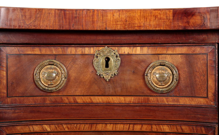 A GEORGE III MAHOGANY AND SATINWOOD INLAID SIDEBOARD IN THE MANNER OF THOMAS SHERATON - Image 3 of 5