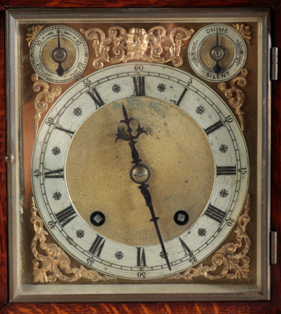 A VICTORIAN OAK MANTEL CLOCK - Image 2 of 2