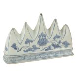 A CHINESE PORCELAIN BLUE AND WHITE BRUSH REST