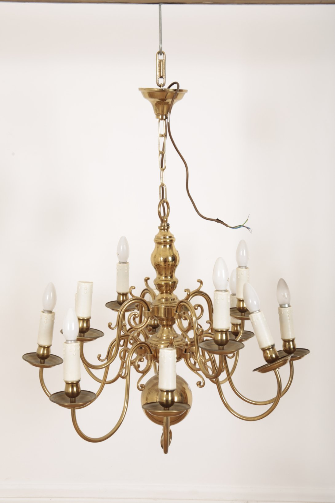 A BRASS TWELVE LIGHT ELECTROLIER - Image 2 of 3