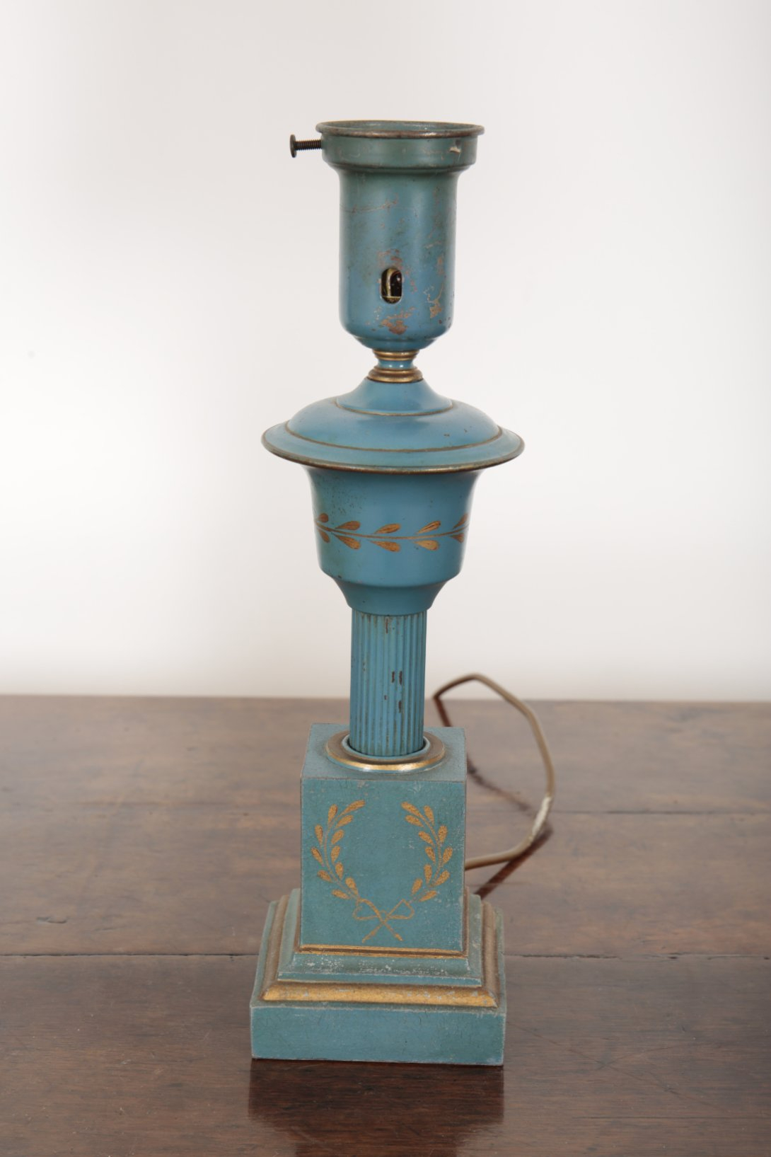 A PAIR OF EMPIRE STYLE BLUE-PAINTED AND PARCEL GILT TABLE LAMPS - Image 3 of 3