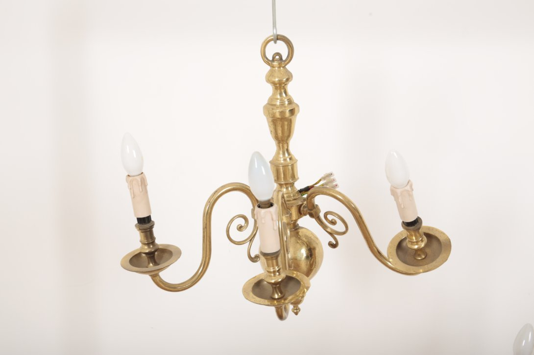 A BRASS TWELVE LIGHT ELECTROLIER - Image 3 of 3