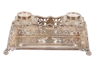 AN EDWARDIAN SILVER INKSTAND BY CHARLES BOYTON & SON LTD