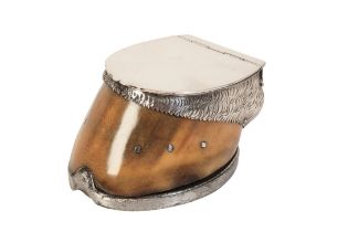 AN IRISH SILVER HORSES HOOF SNUFF MULL