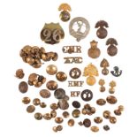 A QUANTITY OF BRITISH ARMY BADGES AND BUTTONS