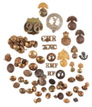 A QUANTITY OF BRITISH ARMY BADGES AND BUTTONS