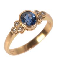 AN 18CT GOLD SAPPHIRE AND DIAMOND RING