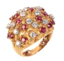 AN 18CT GOLD 1970S BRUTALIST DIAMOND AND RUBY BOMBE RING