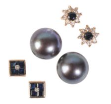 A PAIR OF 18CT GOLD SAPPHIRE AND DIAMOND CLUSTER STUD EARRINGS