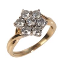 AN 18CT GOLD DIAMOND CLUSTER RING