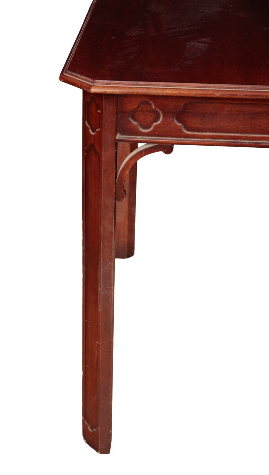 A GEORGE III STYLE MAHOGANY DINING TABLE - Image 2 of 2