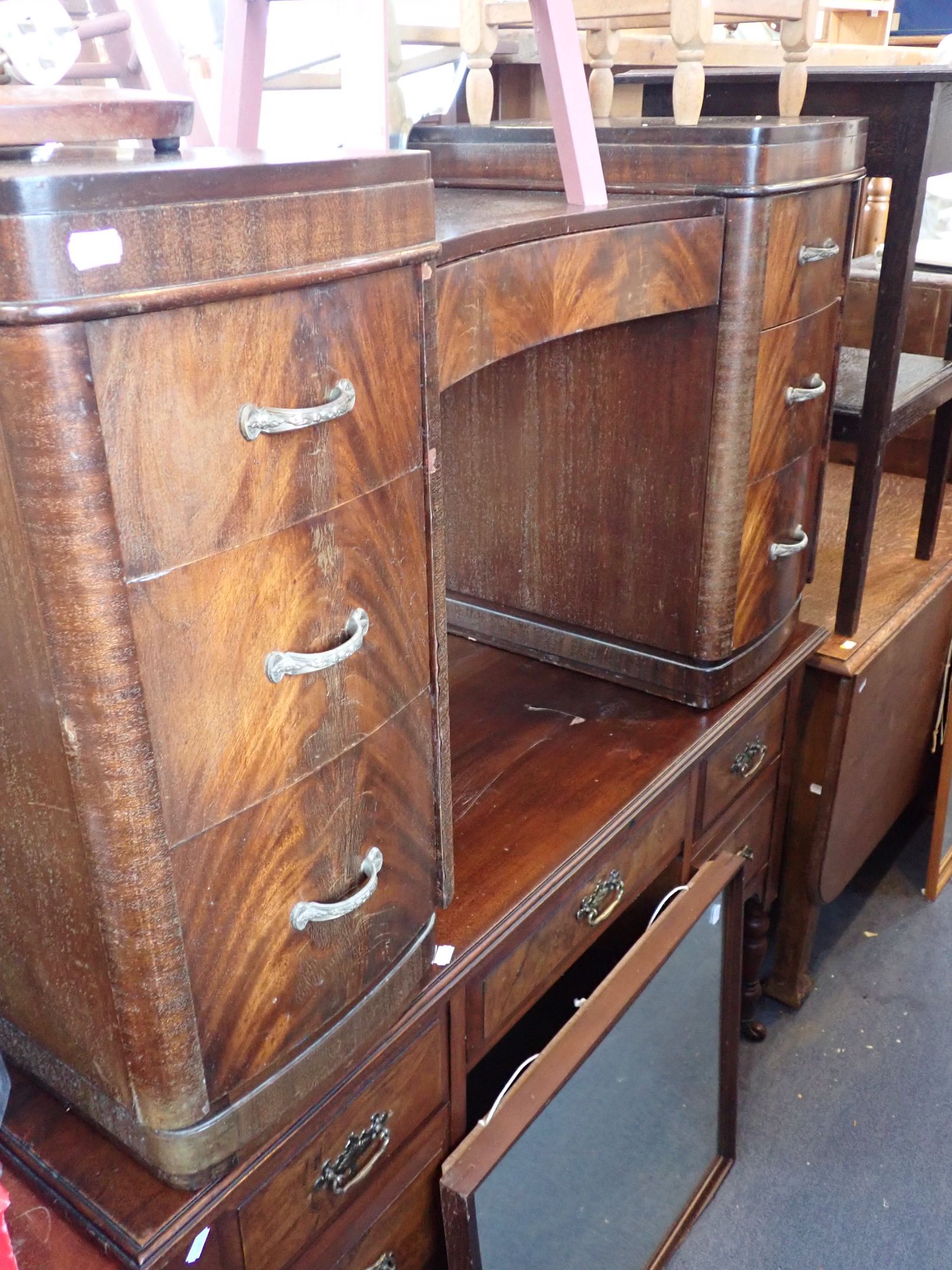 AN EDWARDIAN OAK DROP-LEAF DINING TABLE