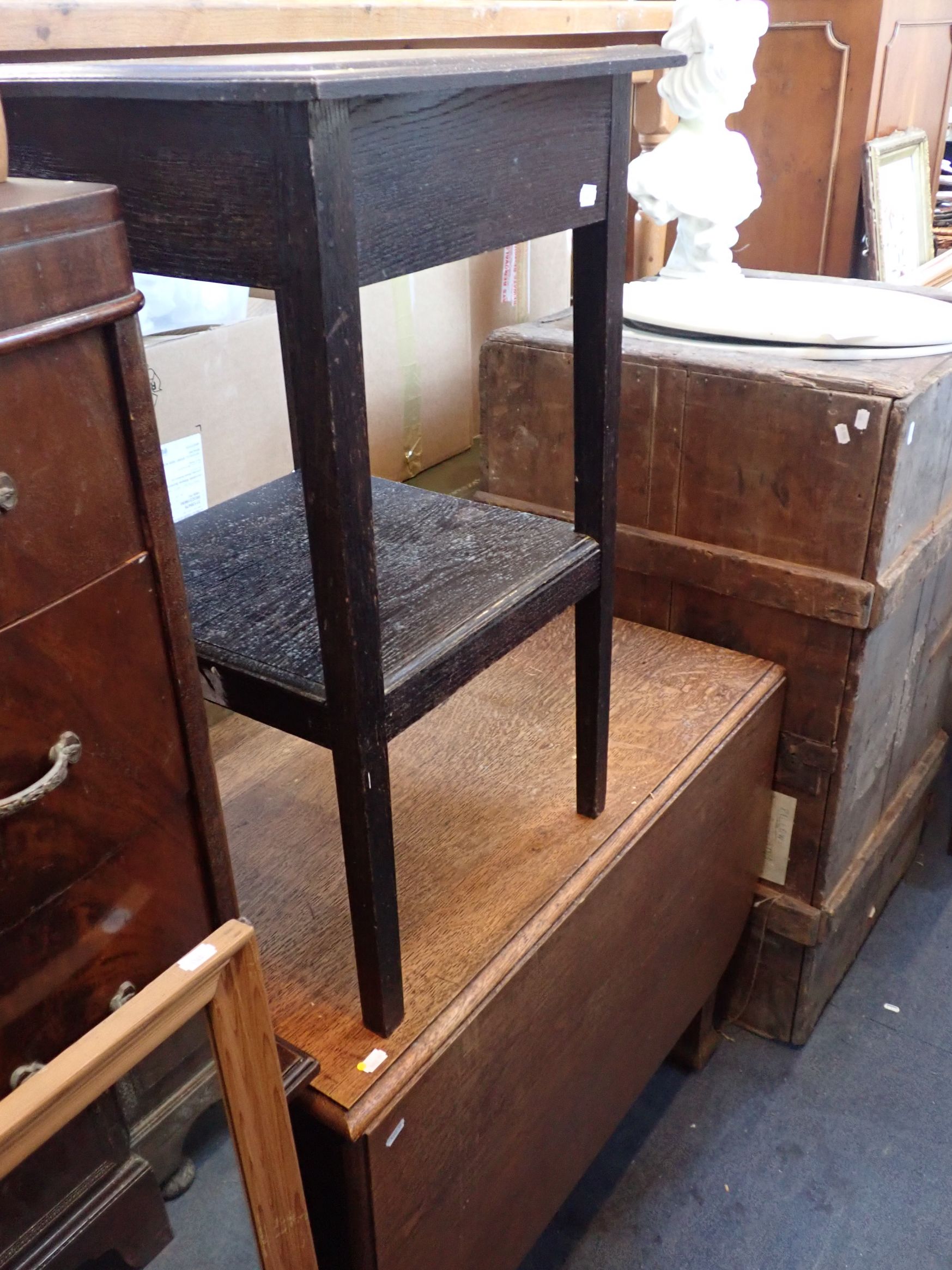 AN EDWARDIAN OAK DROP-LEAF DINING TABLE - Image 3 of 3