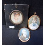 AN EARLY 19th CENTURY MINIATURE OF A LADY IN A REGENCY PAPIER MACHE FRAME