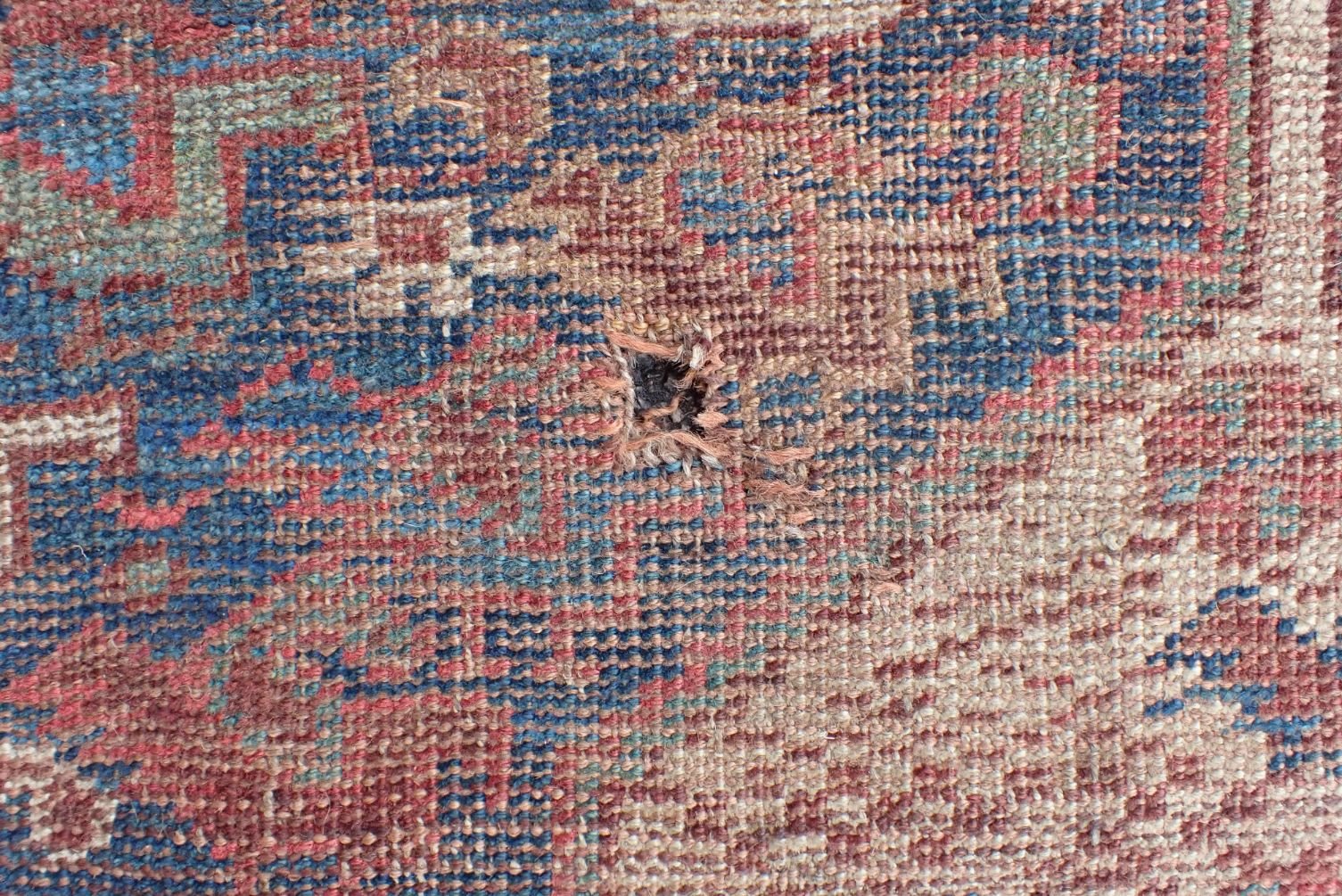 AN ANTIQUE SHIRAZ CARPET - Image 3 of 4