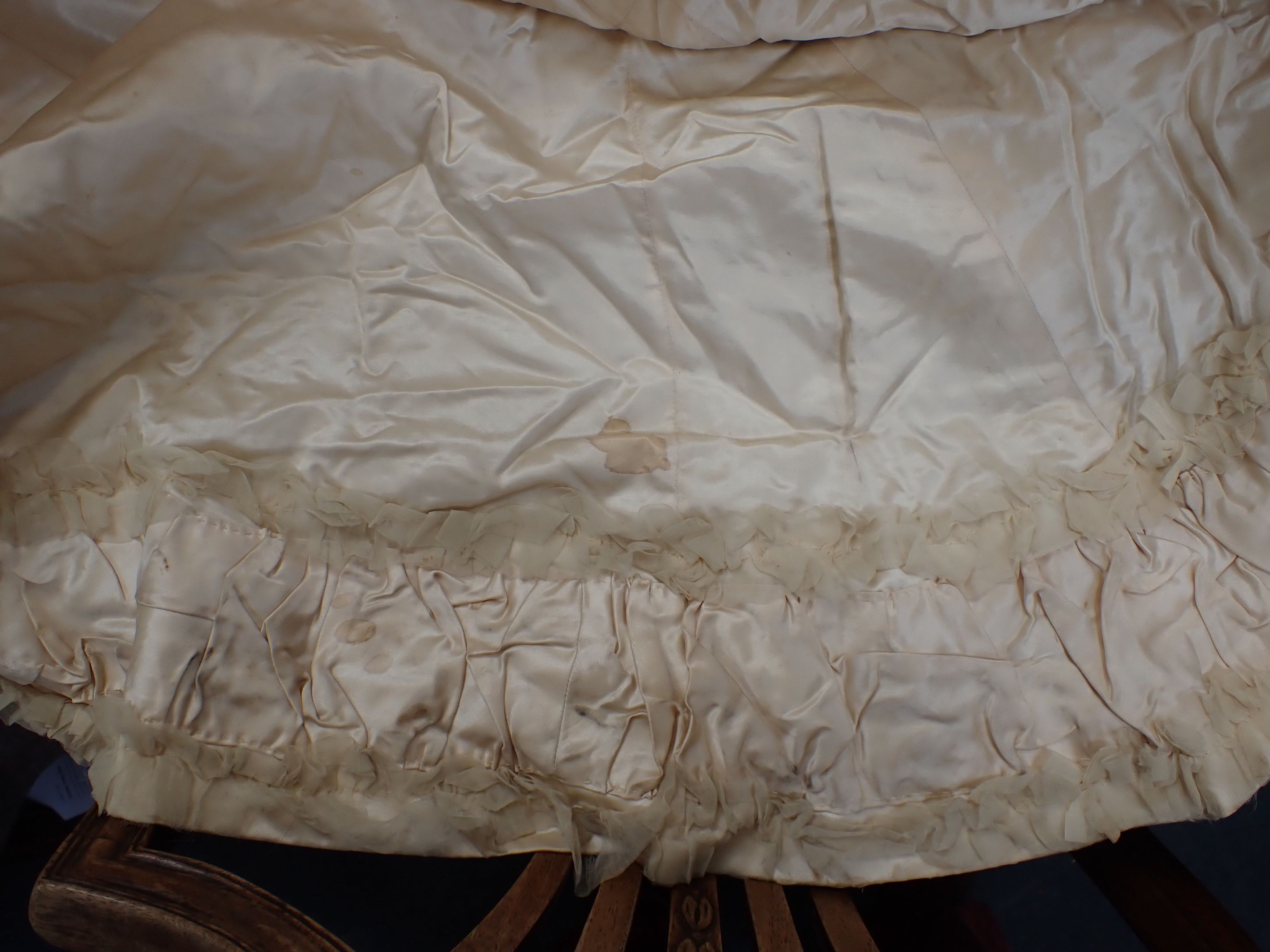 A LATE VICTORIAN SILK WEDDING DRESS, WITH LACE COLLAR AND PANELS - Image 3 of 11