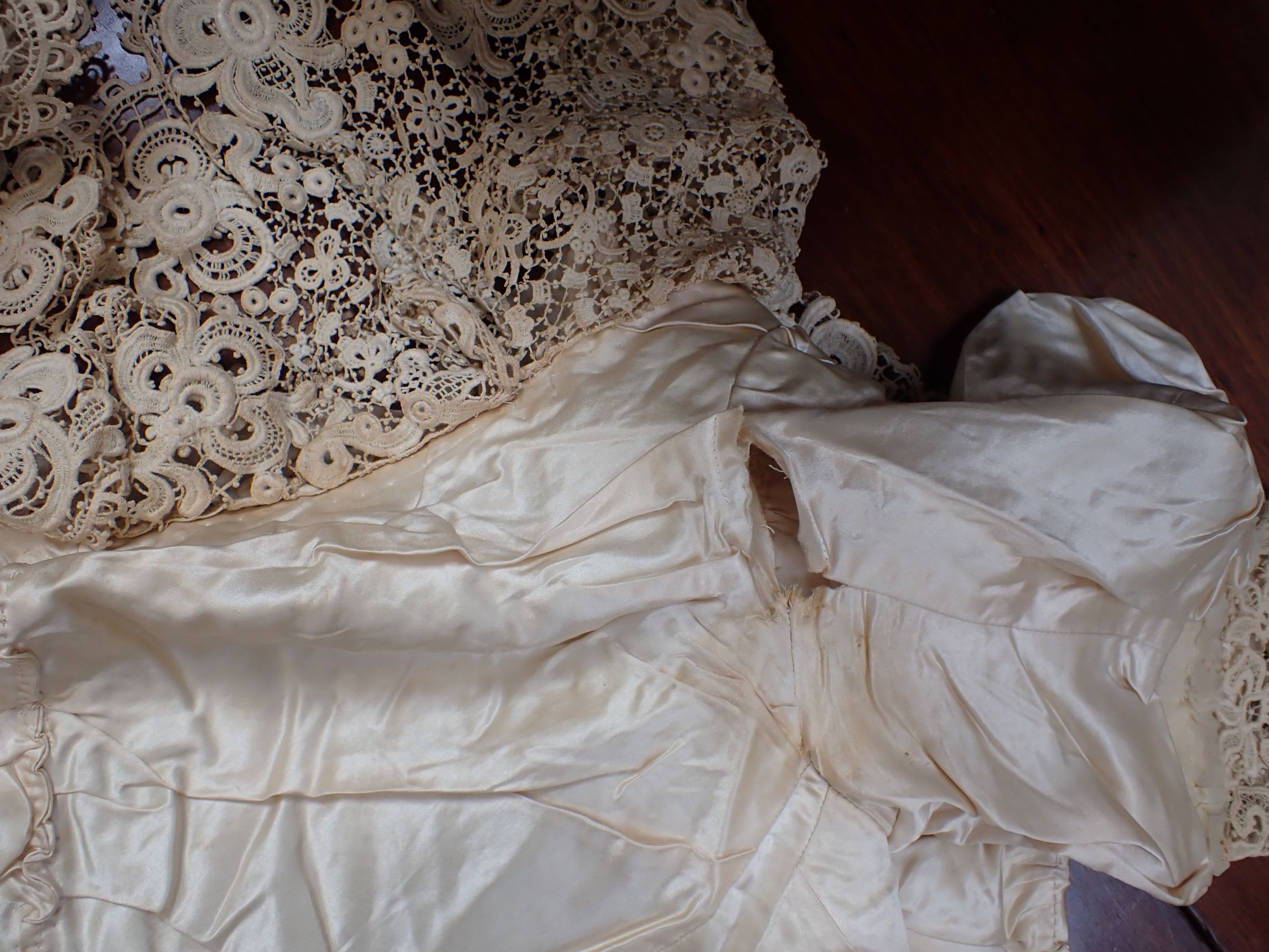 A LATE VICTORIAN SILK WEDDING DRESS, WITH LACE COLLAR AND PANELS - Image 8 of 11