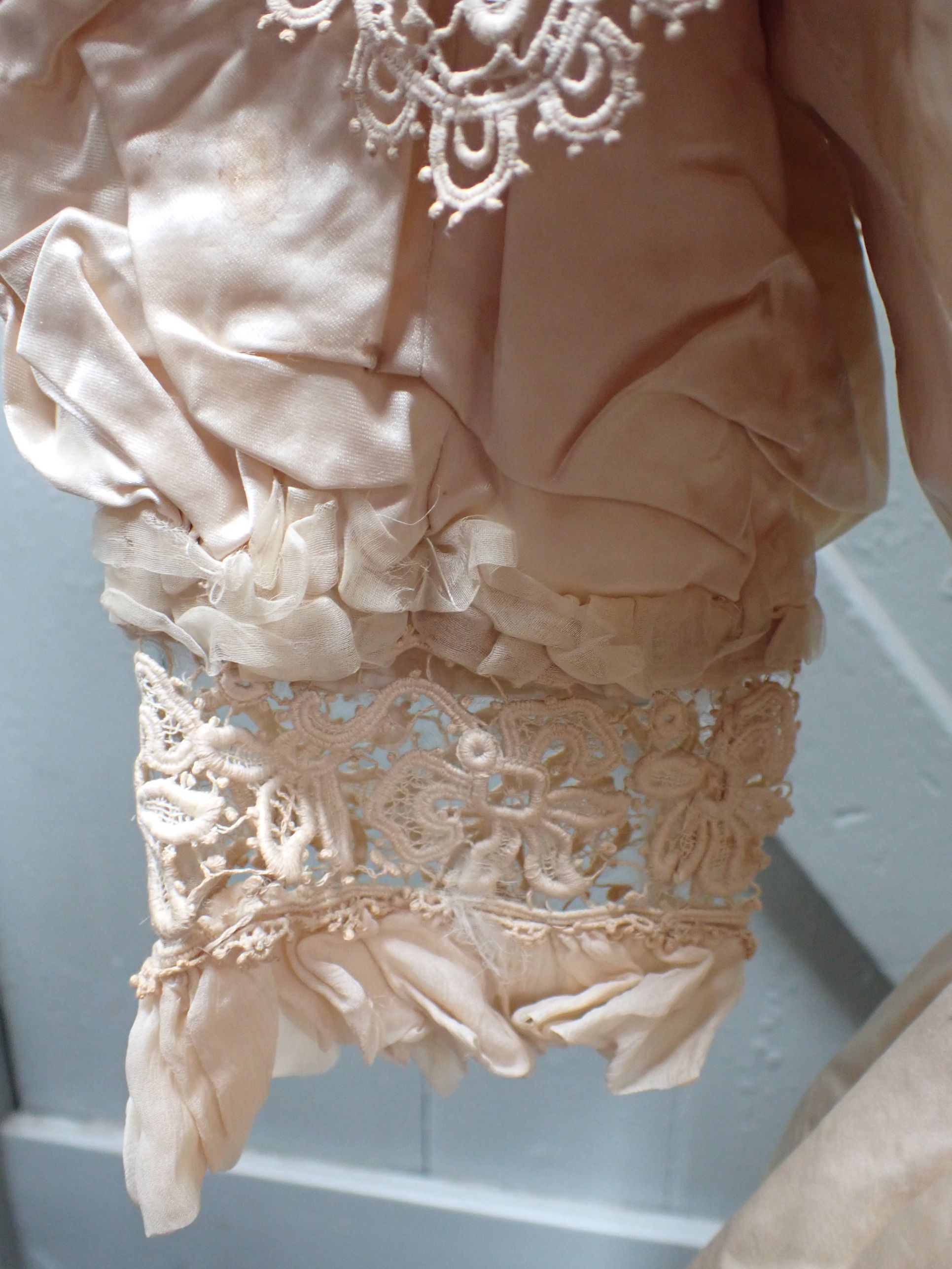 A LATE VICTORIAN SILK WEDDING DRESS, WITH LACE COLLAR AND PANELS - Image 4 of 11