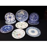 A COLLECTION OF 19TH CENTURY AND LATER DECORATIVE PLATES