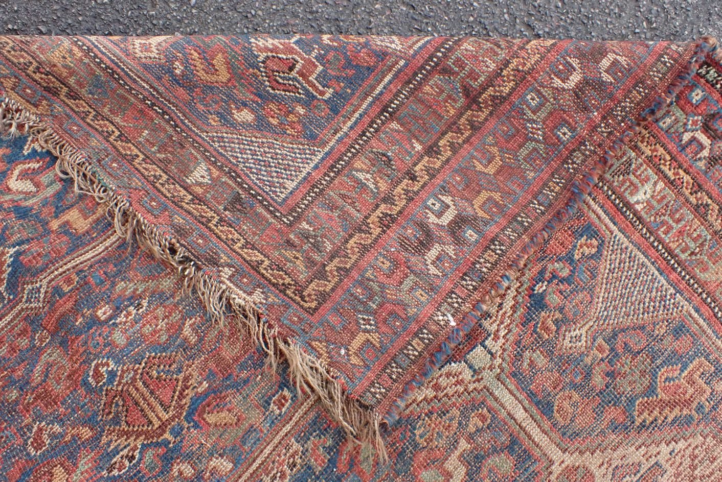 AN ANTIQUE SHIRAZ CARPET - Image 4 of 4