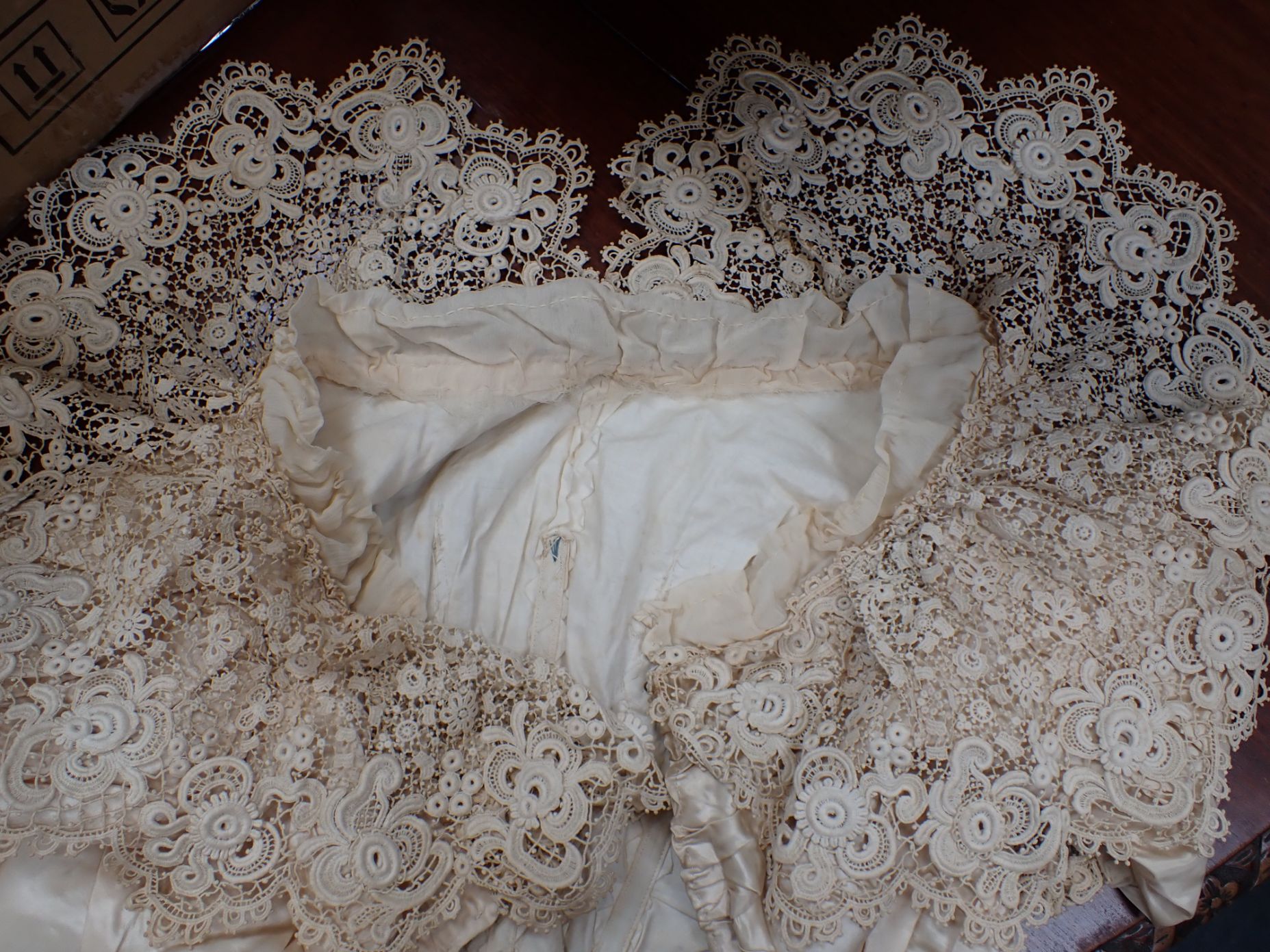 A LATE VICTORIAN SILK WEDDING DRESS, WITH LACE COLLAR AND PANELS - Image 6 of 11
