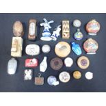 A COLLECTION OF SNUFF BOTTLES AND TRINKET BOXES