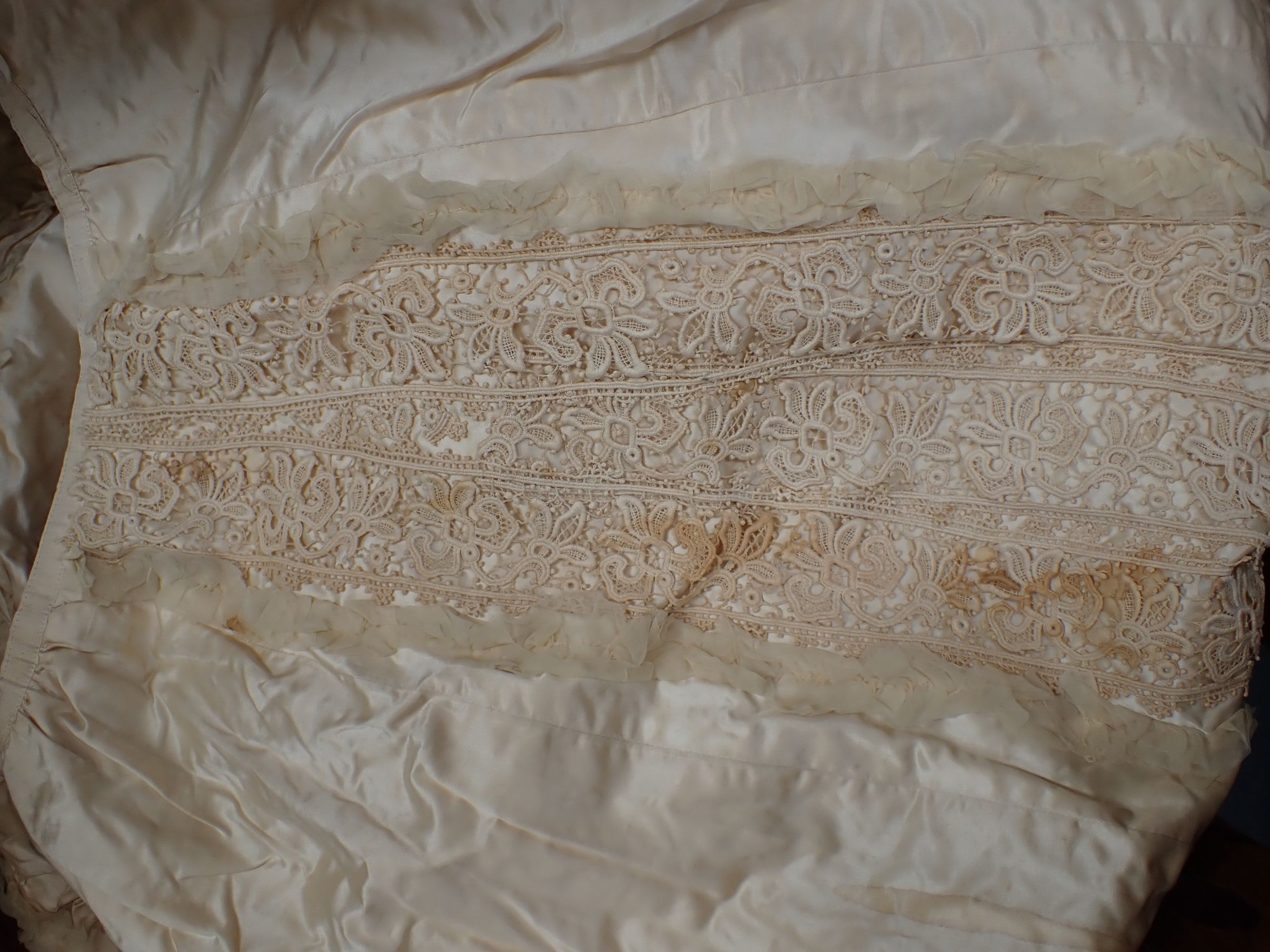 A LATE VICTORIAN SILK WEDDING DRESS, WITH LACE COLLAR AND PANELS - Image 10 of 11