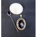 A YELLOW METAL AND WHITE AGATE BROOCH, A PENDANT